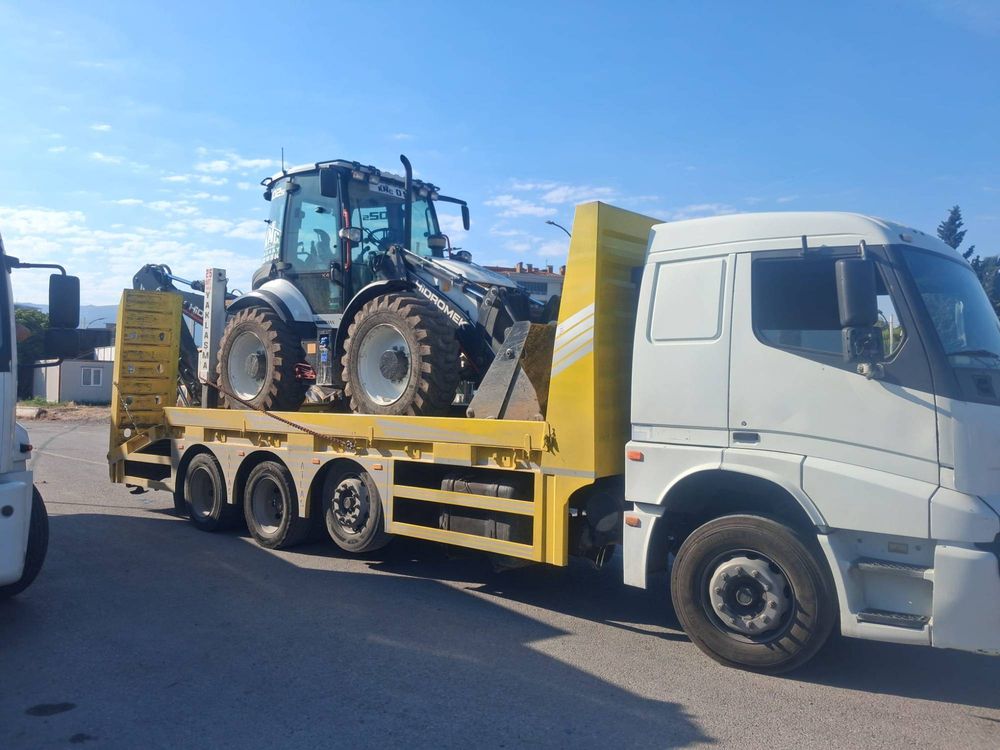 KNC İnşaat'a ait Hidromek beko loader iş makinesi, lowbed tır ile sahaya sevk ediliyor